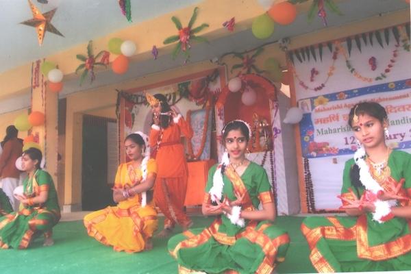 Dance performance by students.